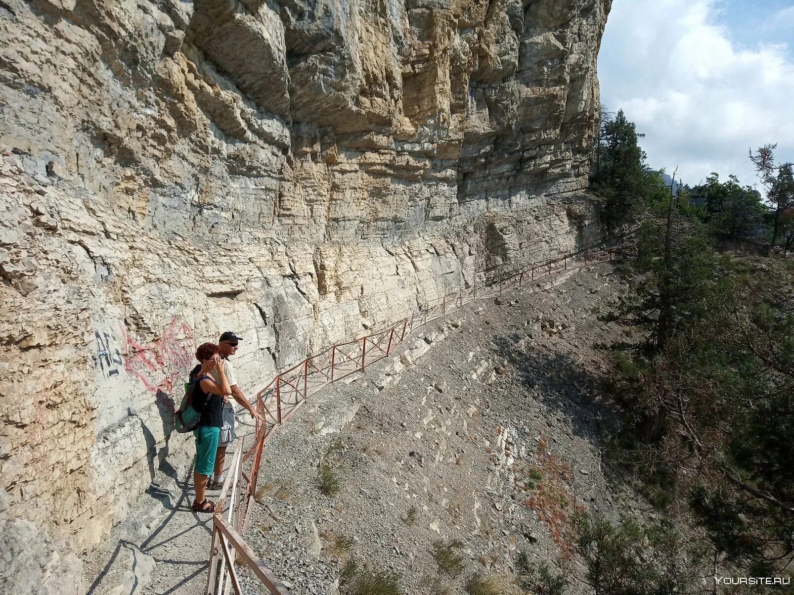 Тропинка в поле. Горная тропа в исландии. Оборонная тропа майкопа. Малташская тропа. Лестница в небо хуашань.