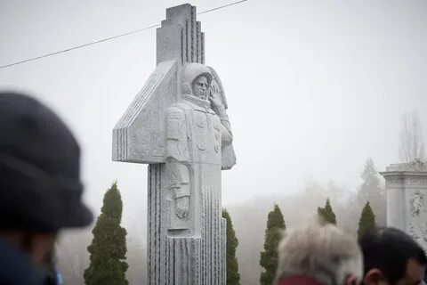 Памятник герою на кладбище