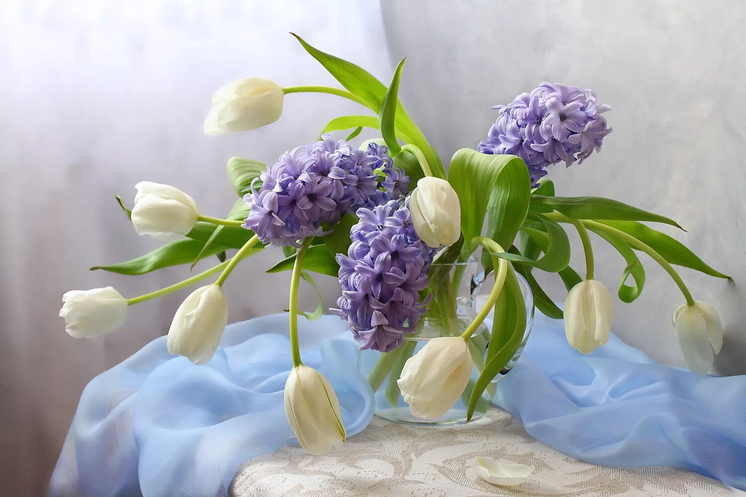 Сирень тюльпаны нарциссы. Натюрморт: цветы. Натюрморт с цветами. Весенний натюрморт. Весенний букет цветов утром
