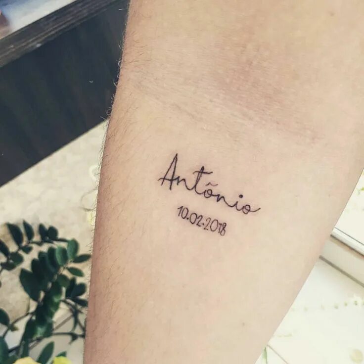Тату амор на руке. Тату амор на руке. Татуировка аморе аморе. Модные надписи тату. Тату надписи на предплечье женские.