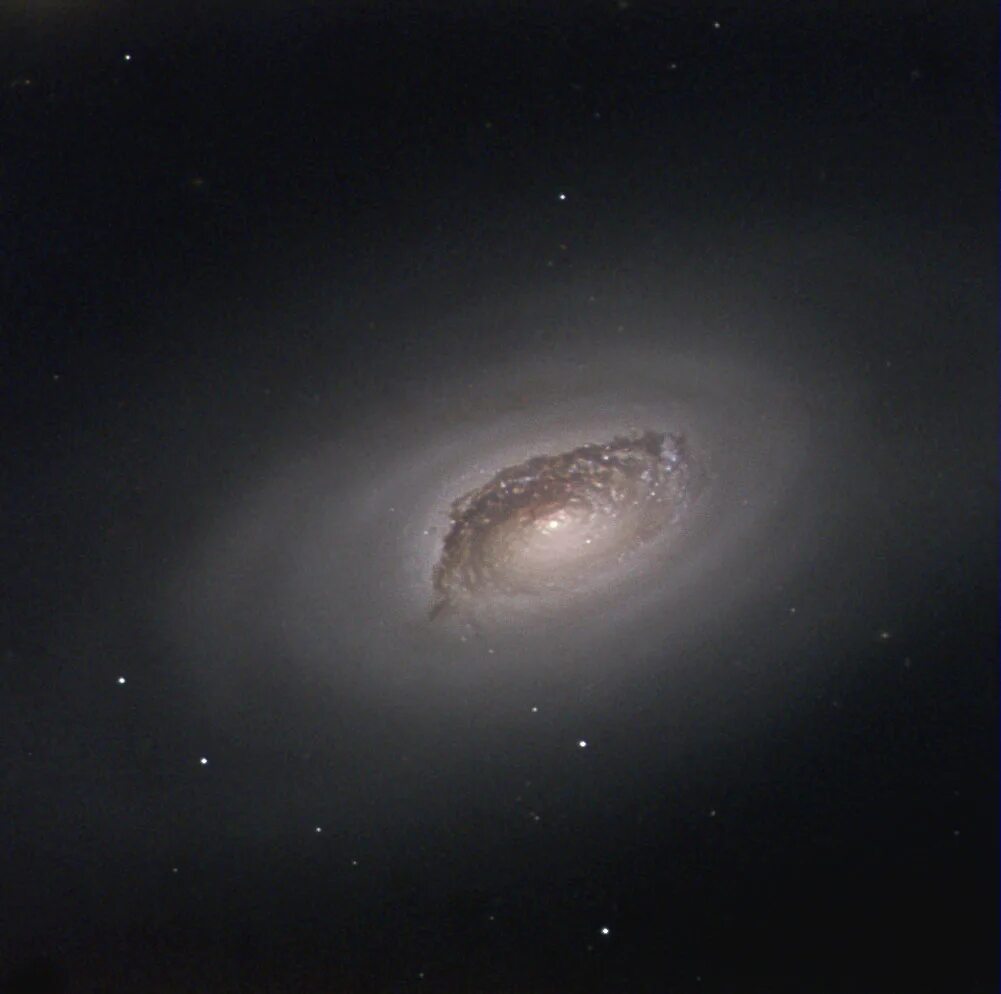 Галактика чёрный глаз (m64). Галактика m64. М 105 Галактика. Галактика чёрный глаз Хаббл. Галактика 64 сайт