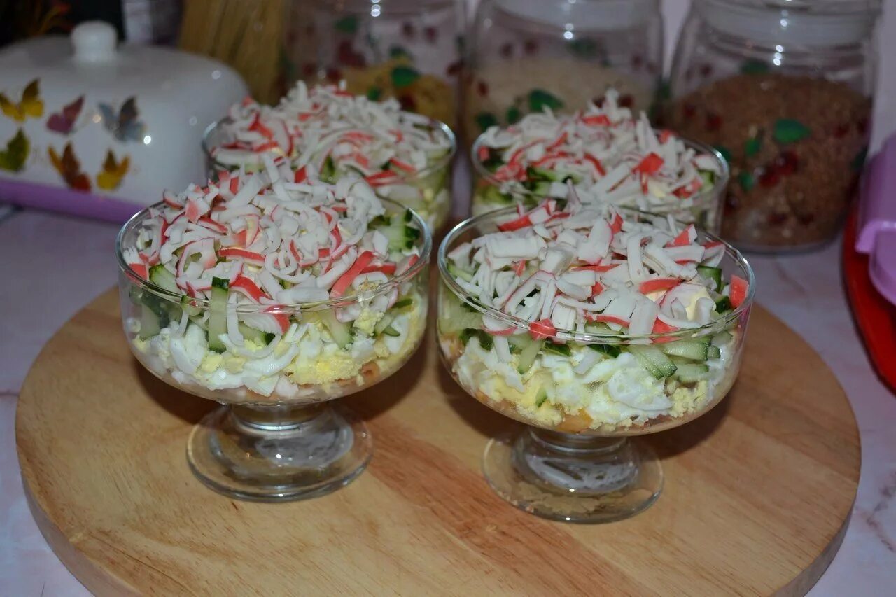 Веррины с оливье. Салат в креманках с курицей. Салаты в креманках на новый год. Салаты в креманках на праздничный стол. Праздничные салат в креманке рецепт.