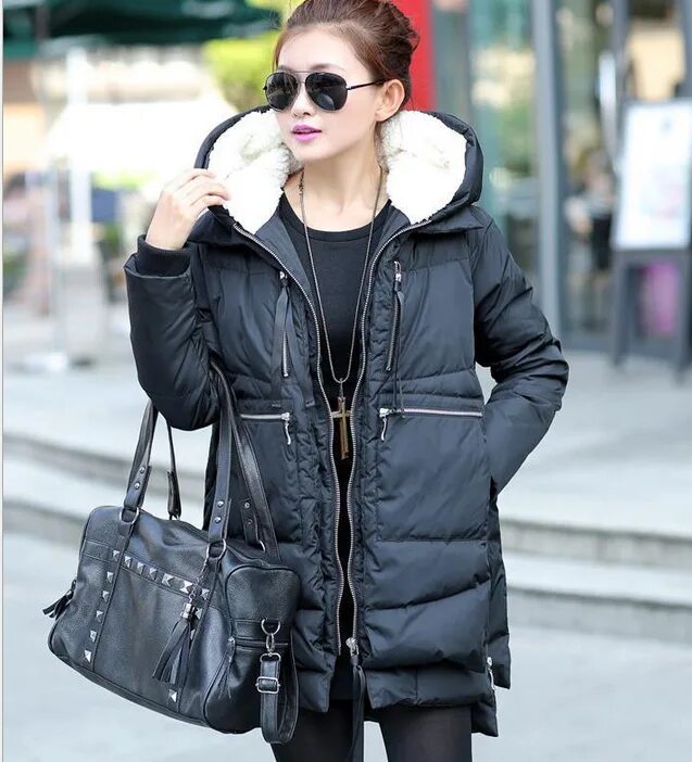 зимние луки с черным пуховиком. черный пуховик стрит стайл. короткий пуховик женский. сумка к черному пуховику. лук с белым пуховиком.