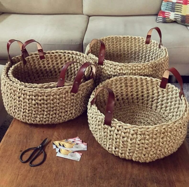 корзины из трикотажной пряжи. корзины из трикотажной пряжи. вязаные корзинки из трикотажной пряжи. вязаные корзинки из трикотажной пряжи. квадратная корзина из трикотажной пряжи.