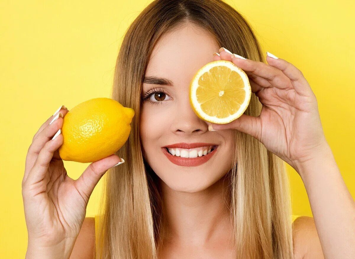 Девушка улыбается. Картинки мисс лимоны. Лимон на белом фоне. Lemons beauties. Лимонная аска для волос.