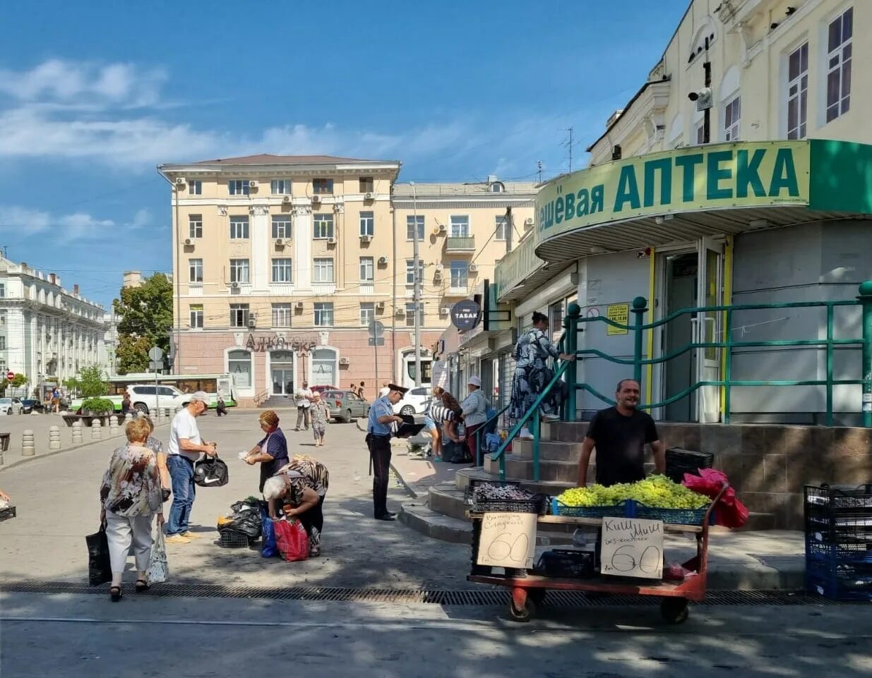 Ростов Соборная площадь. Ростов площадь администрация. Несанкционированная торговля. Стихийная торговля в Подмосковье.