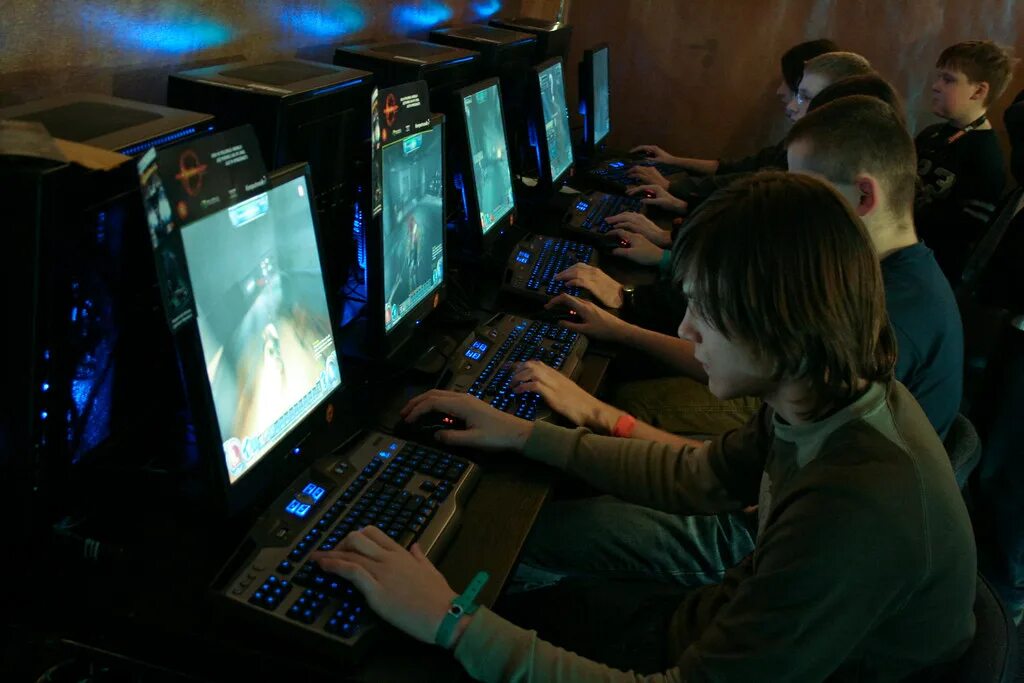 They playing a computer game. Игры на компьютер. Люди играющие в компьютерные игры. Люди играющие в компьютер. Подросток играющий в компьютер.