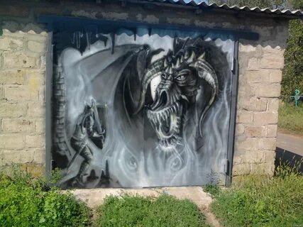 Рисунок на воротах дома