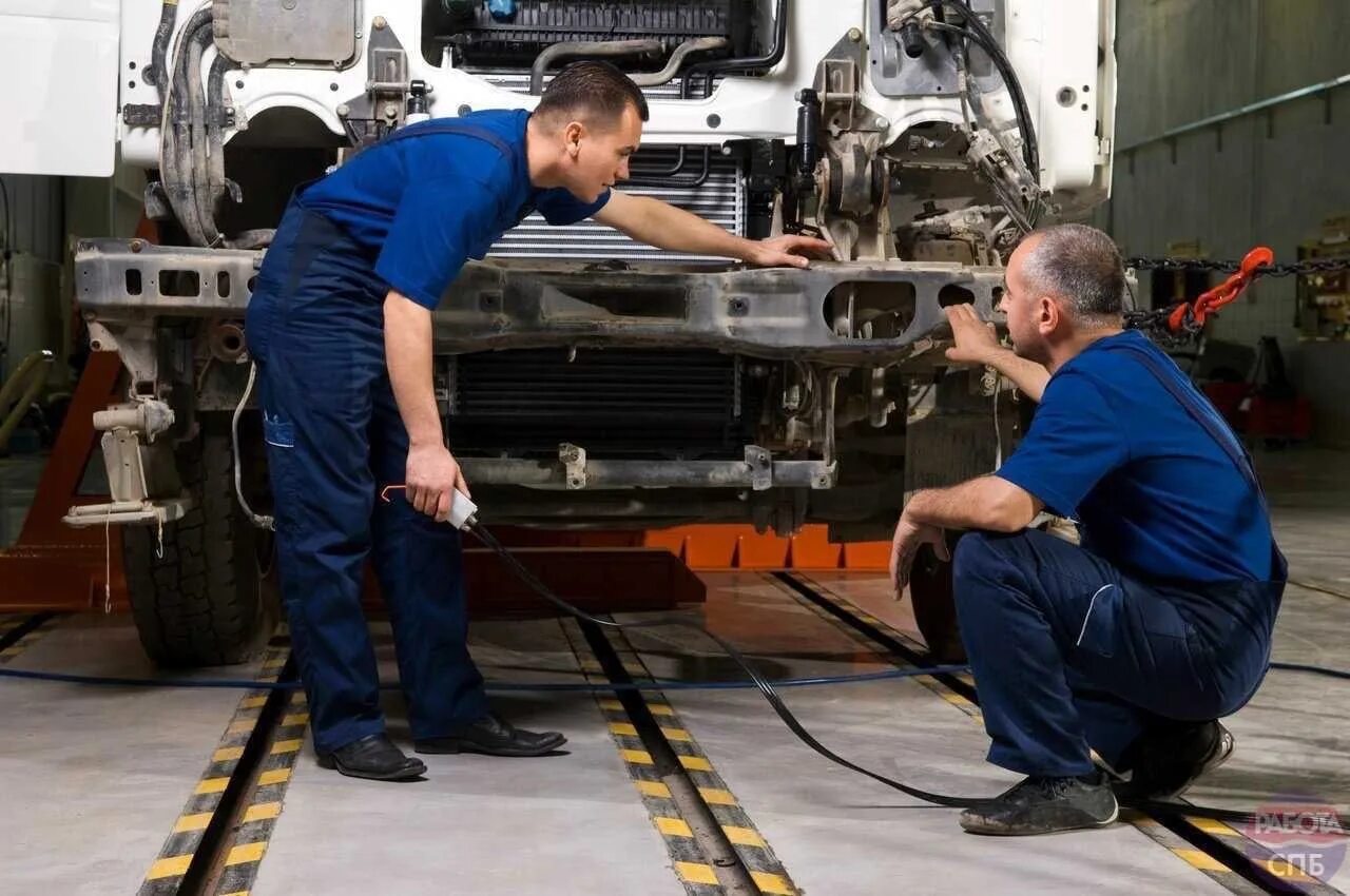 Курсы по ремонту автомобилей. Слесарь Моторист двигателей КАМАЗ. Автослесарь грузовой. Слесарь. Машина технического обслуживания.