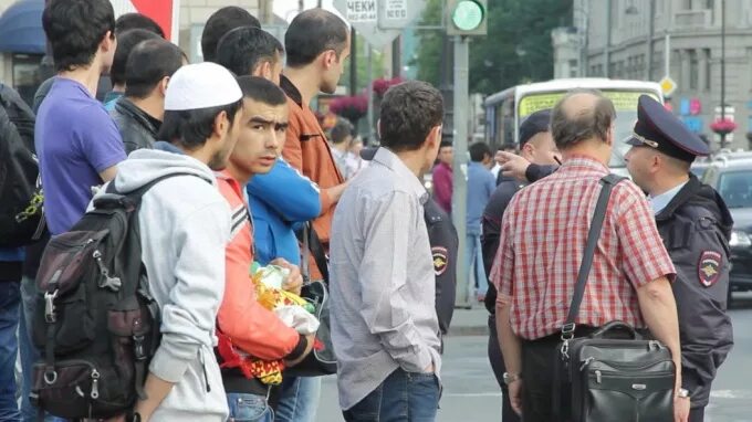 Таджики в Санкт-Петербурге. Регистрация таджиков в Санкт-Петербурге. Фото фиктивные браки с мигрантами. Мигранты из Узбекистана женщины измена.