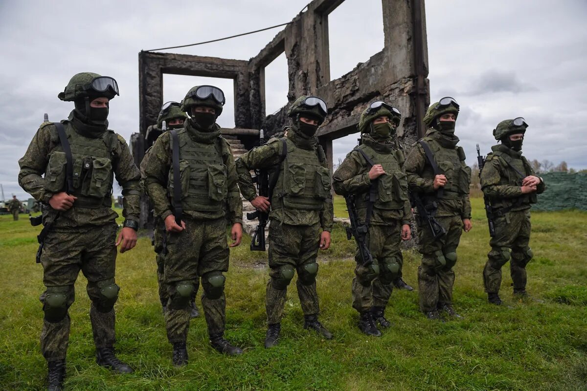 Банка российских военных. Ратник комплект солдата РФ. Ратник 2м. Боевая экипировка Ратник. Бронежилет Ратник 3.