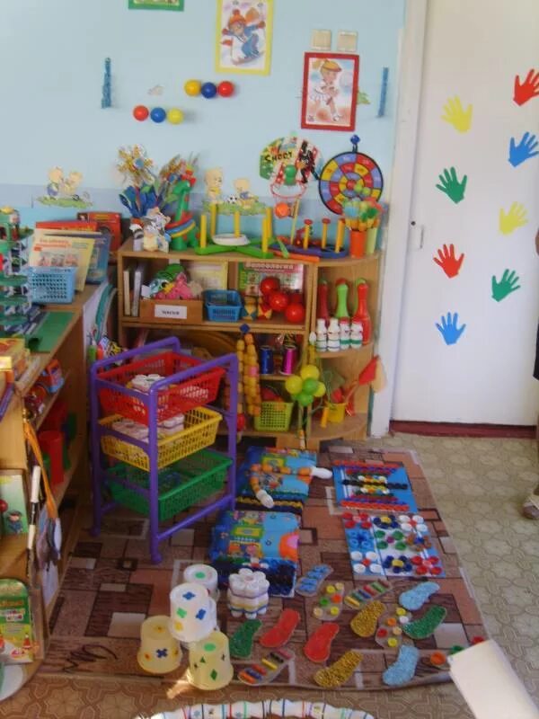 Рппс во второй младшей группе по фгос. Уголки в детском саду. Речевой уголок в детском саду. Уголки в детском саду. Украшение речевого уголка.