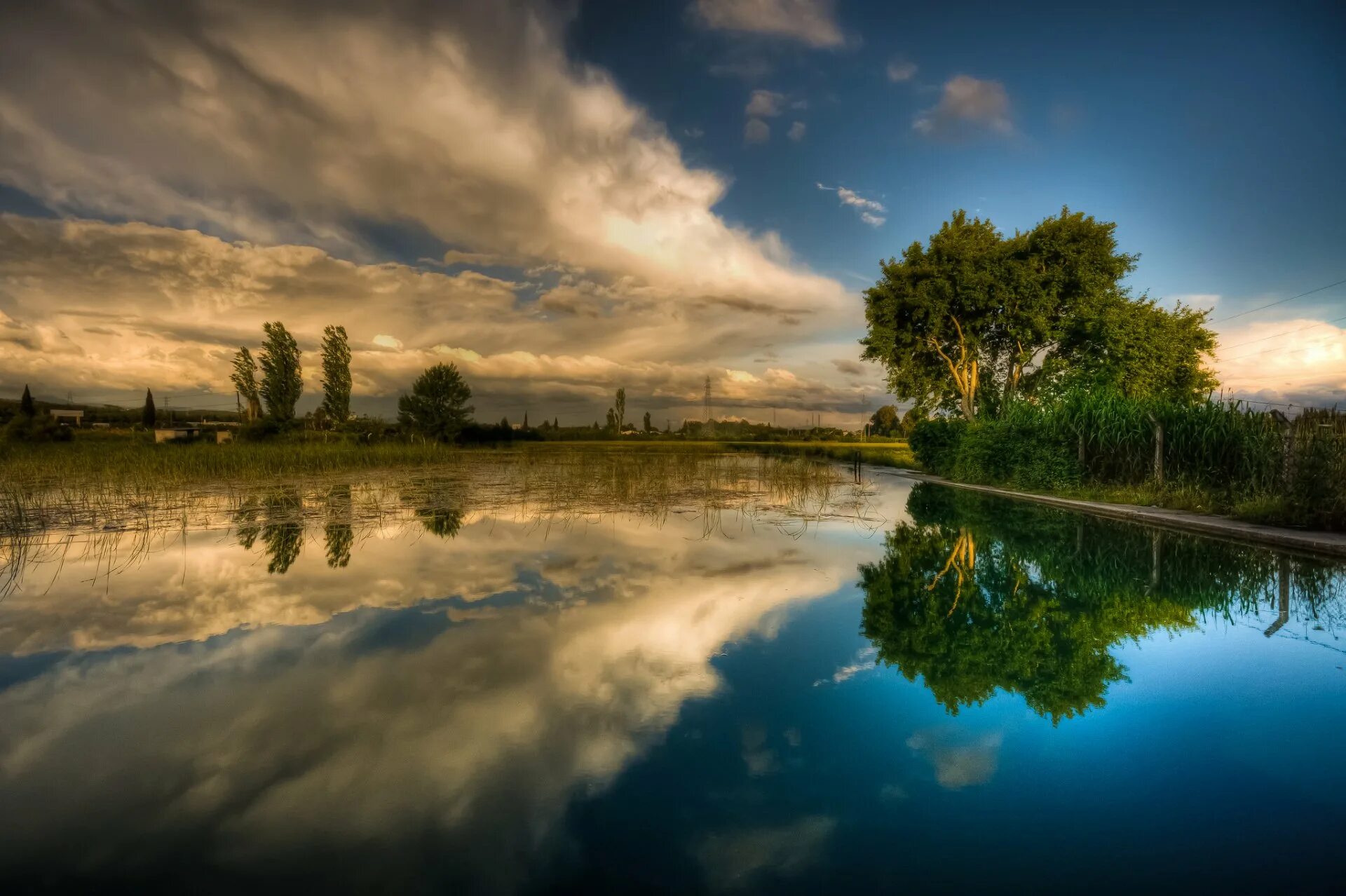 Какой нибудь пейзаж. Отражение неба в реке. природа река. пейзаж с водой. пейзаж с отражением.
