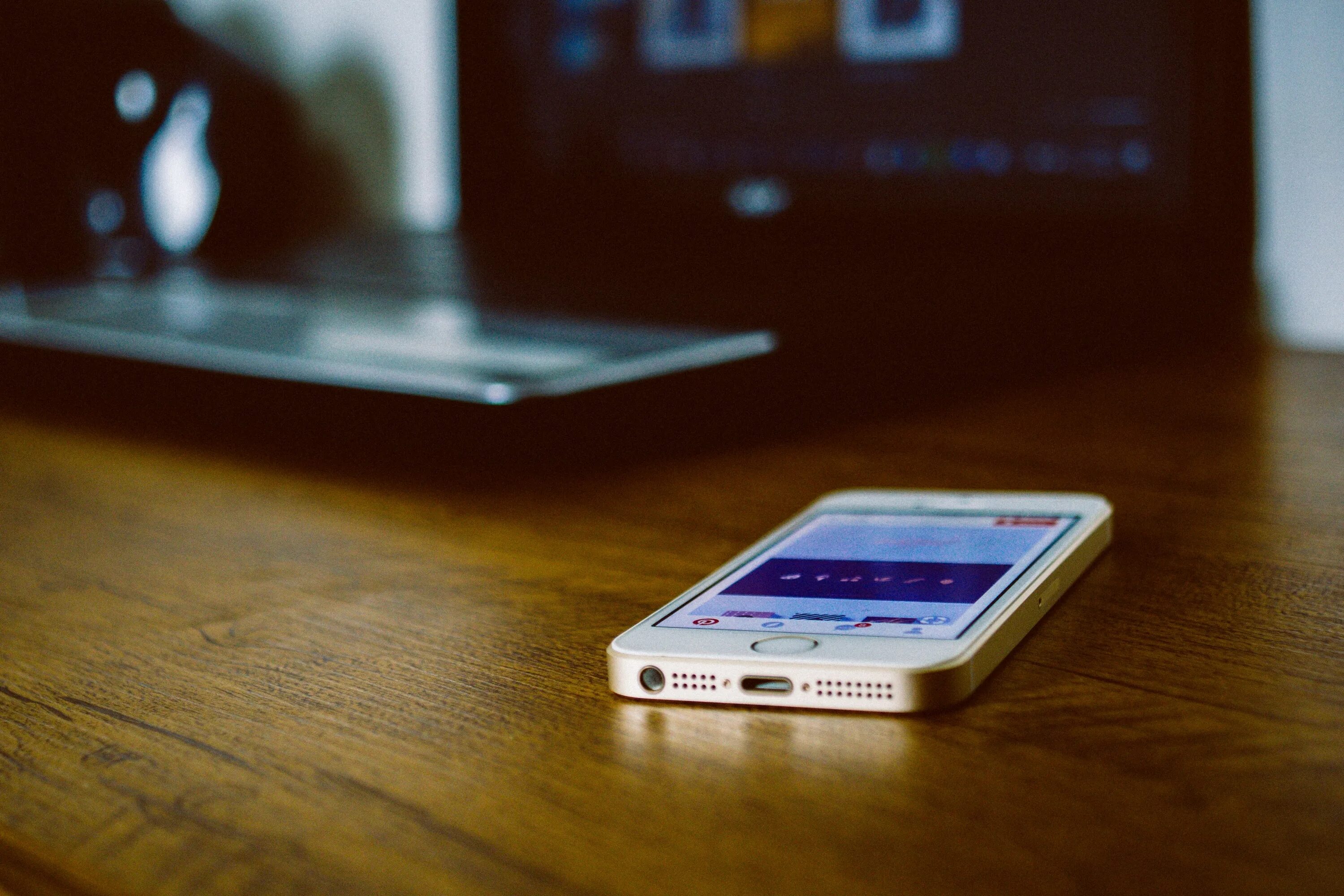 The phone is the table. Смартфон на столе. mobile phone на столе. рабочий стол смартфона. мобильный телефон в интерьере.