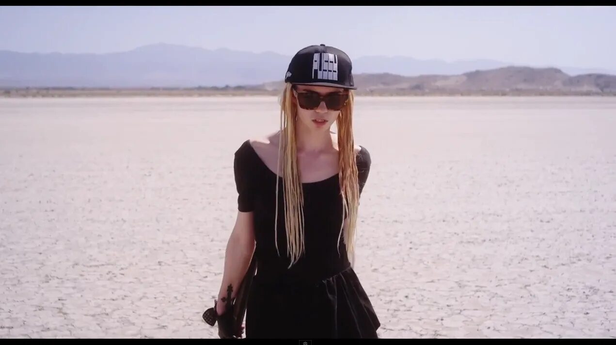 Genesis grimes текст. Grimes певица. гримес генезис. genesis граймс. genesis grimes исполнительница.