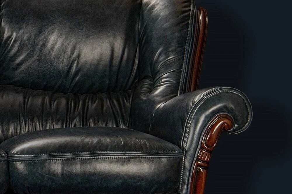 Кожаный диван. Кресло кожаное. Кожаная мягкая мебель. Обивка кресла кожей.