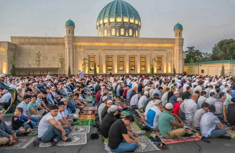 Праздничная молитва на ураза. Курбан хайит в Узбекистане. Рамазан-хайит в Узбекистане. Рамазан хайит 2021 Узбекистане Хаит. Рамазан Хаит в Узбекистане мечеть.
