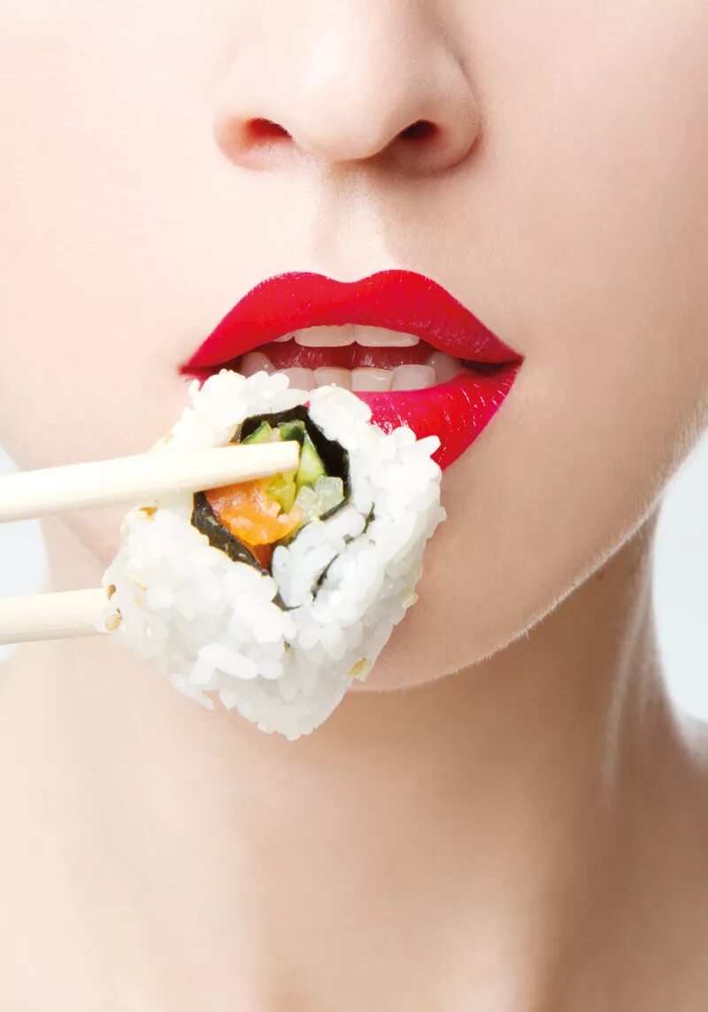Суши и роллы. Суши роллы девушка. Девушка ест суши. Девушка кушает роллы. Девушка есть суши