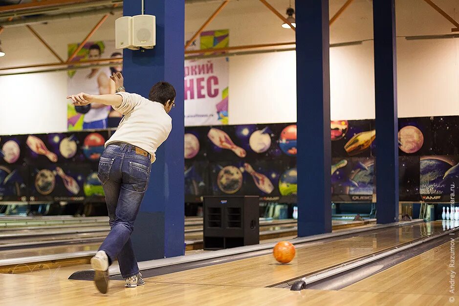 Джинсы боулинг бизнесмен. Джинсы боулинг бизнесмен. Джинсы боулинг бизнесмен. Боулинг бросок. Негр кинул мяч для боулинга.