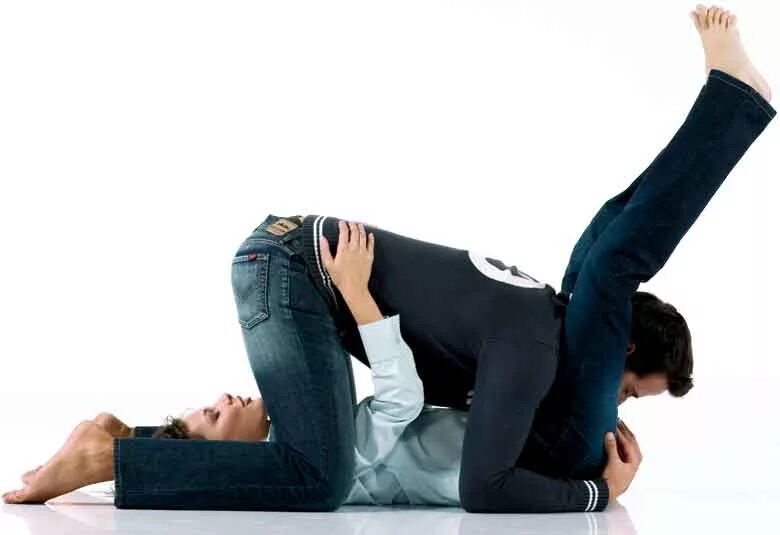 Мужчина и женщина занимаются. Поза сверху. Позы йоги для двоих. Amazon position. Мужчина и женщина занимаются.