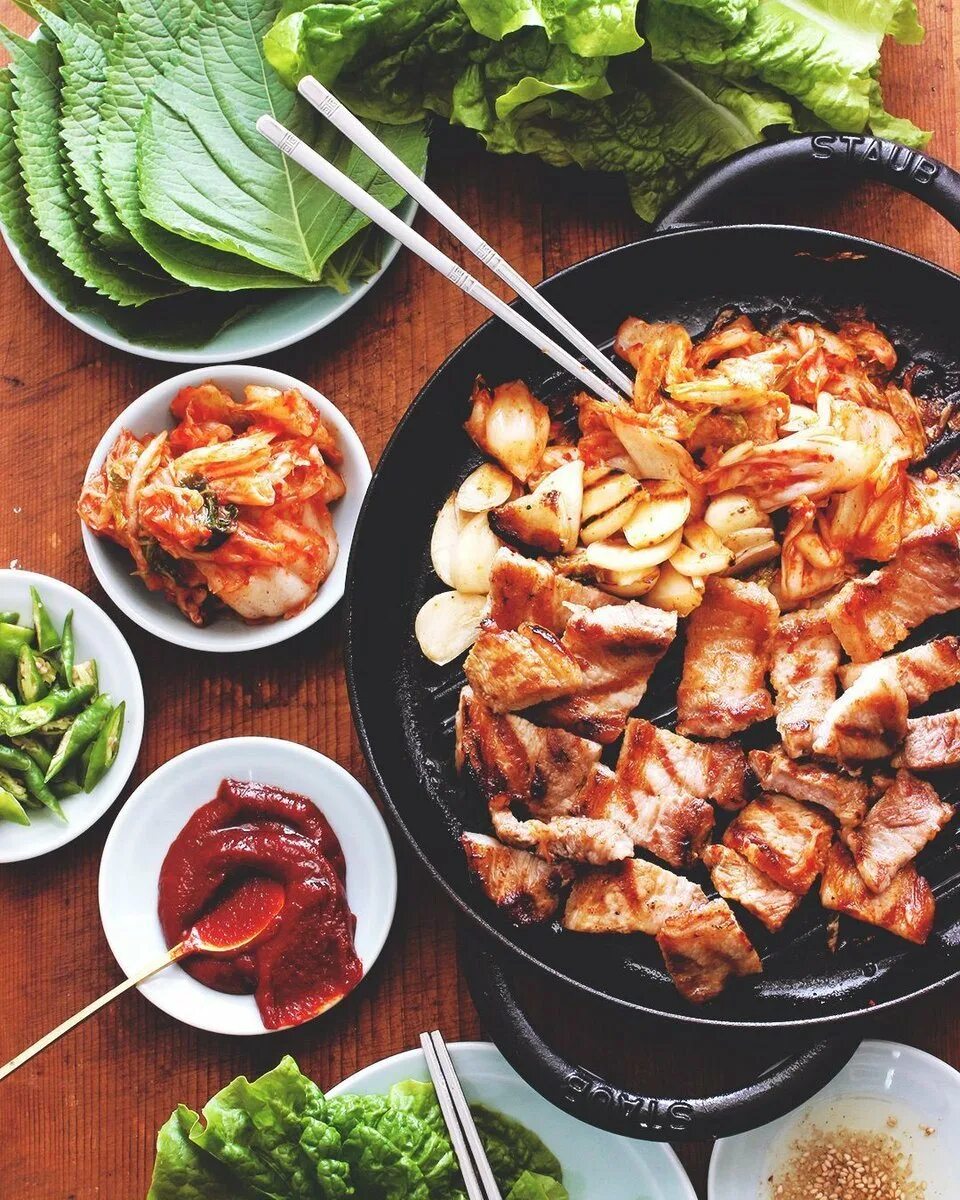 Корейский ужин. Южная Корея самгепсаль. Самгёпсаль корейское блюдо. Южная Корея кухня самгепсаль. Корейская сковорода самгёпсаль.