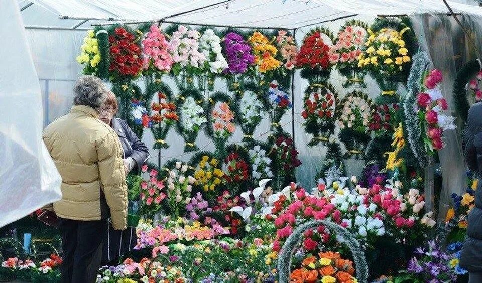 цветы искусственные на кладбище shop. искусственные цветы на кладбище. пластиковые цветы для кладбища. цветы на пасху на кладбище. искусственные цветы.