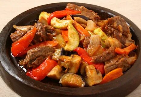 Мясо с баклажанами и помидорами на сковороде