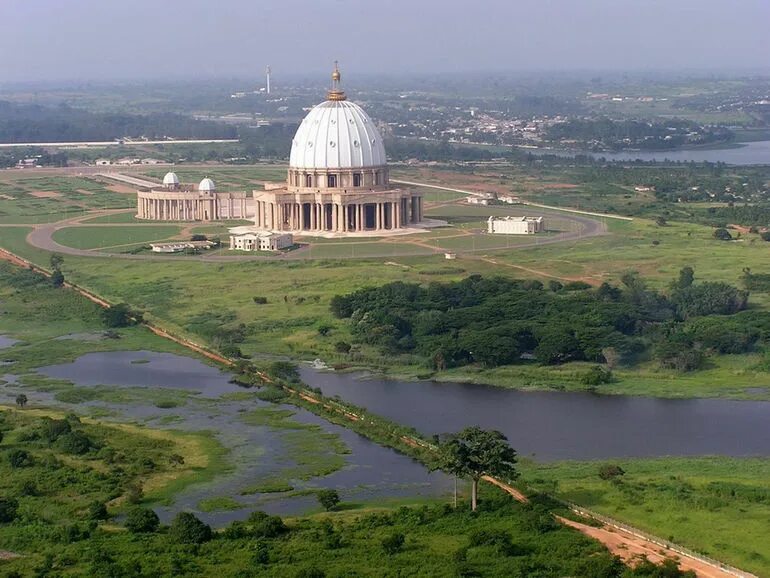 Нотр-дам-де-ла-пэ (ямусукро). Ямусукро собор богоматери мира. Собор богоматери мира (нотр-дам-де-ла-пэ). Собор святого петра ямусукро. Базилика в кот дивуар.