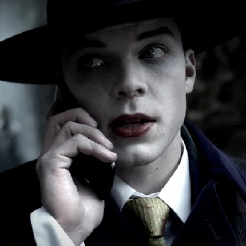 Готэм джеремайя взрывает. Джеремайя валеска готэм. Джокер готэм джеремайя. Gotham джеремия валеска. Джеремая.