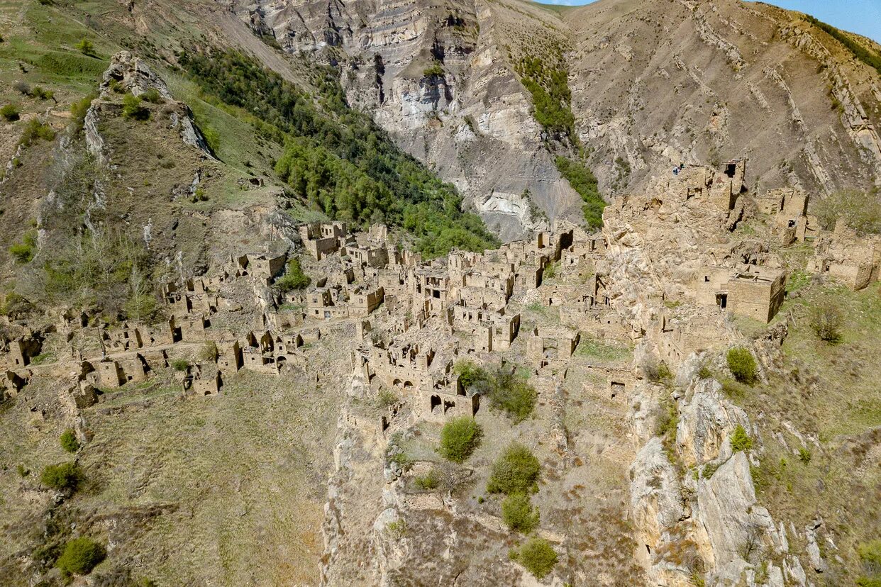 Неведомое село. Гамсутль палатка. Аул Гамсутль дорога. Авыл призрак Гамсутль. Горы Дагестана.