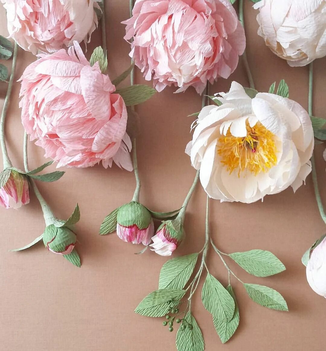 пион из гофробумаги мк. цветы из гофрированной бумаги пионы. цветы бумажные. пионы из бумаги. пион гофробумага.