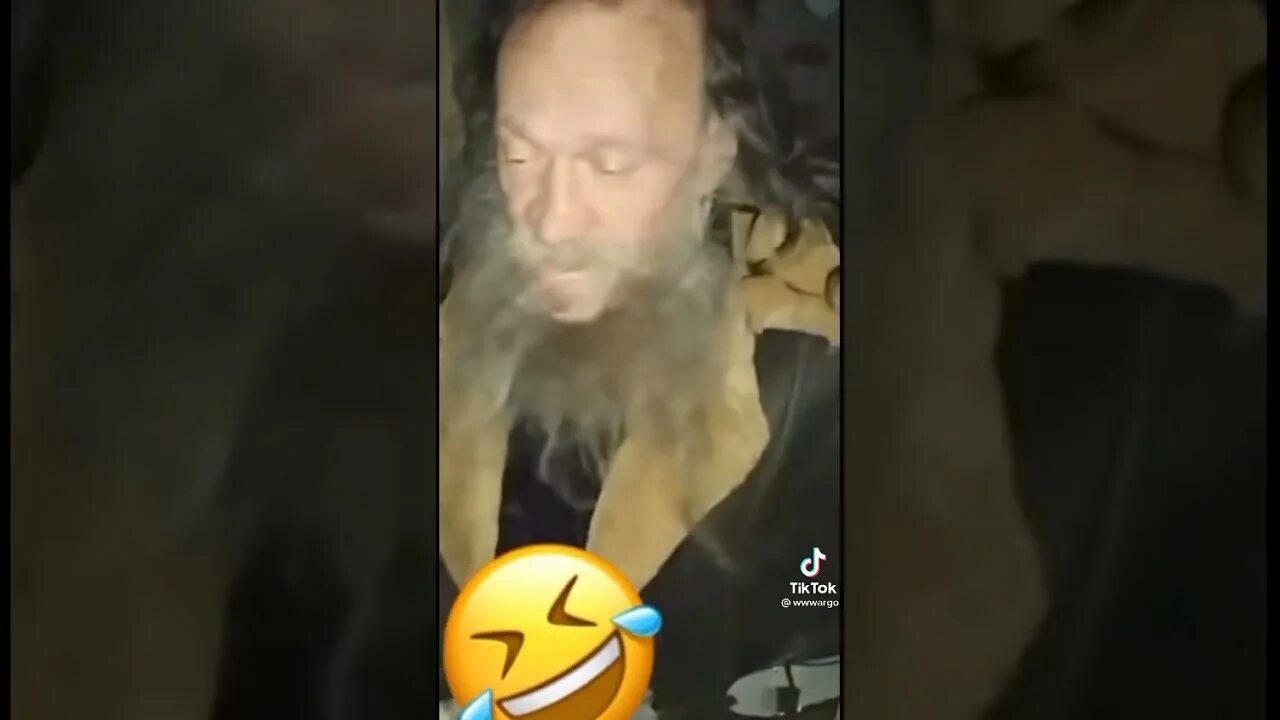 Сгущенка в темноте. Не дадут в темноте сгущенки. не дадут в темноте сгущенки нажраться. мем не дают в темноте сгущенки нажраться. дед ест сгущенку в темноте.