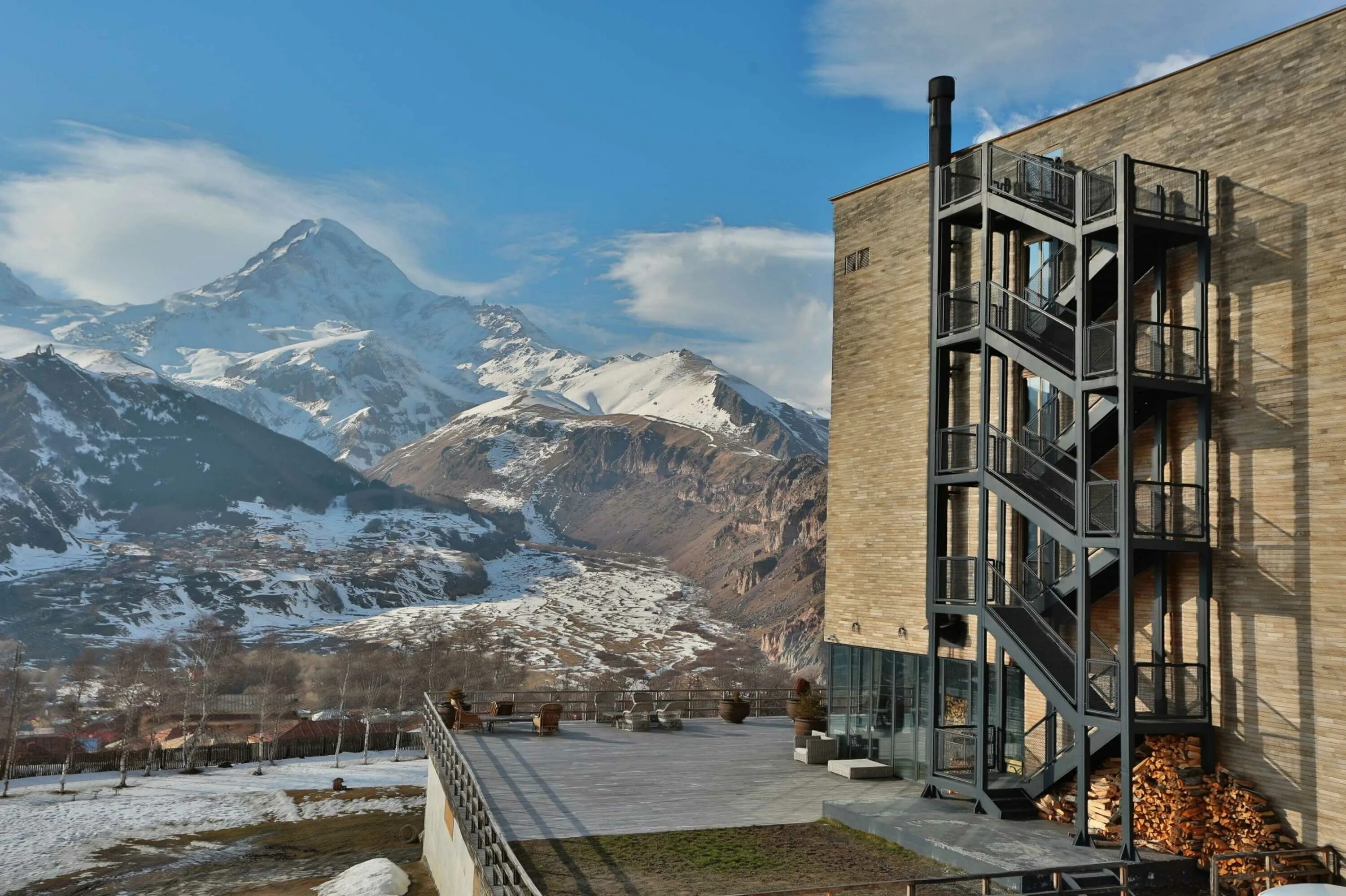 Гостиницы в грузии. Отель Kazbegi Грузия. Казбеги Грузия отель Rooms Hotel. Грузия отель Казбеги Kazbegi.