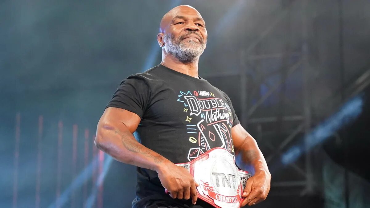 Майк тайсон 1986. Майк тайсон олимпийский. Майк тайсон фото. Майк тайсон фото. Mike tyson с поясами.