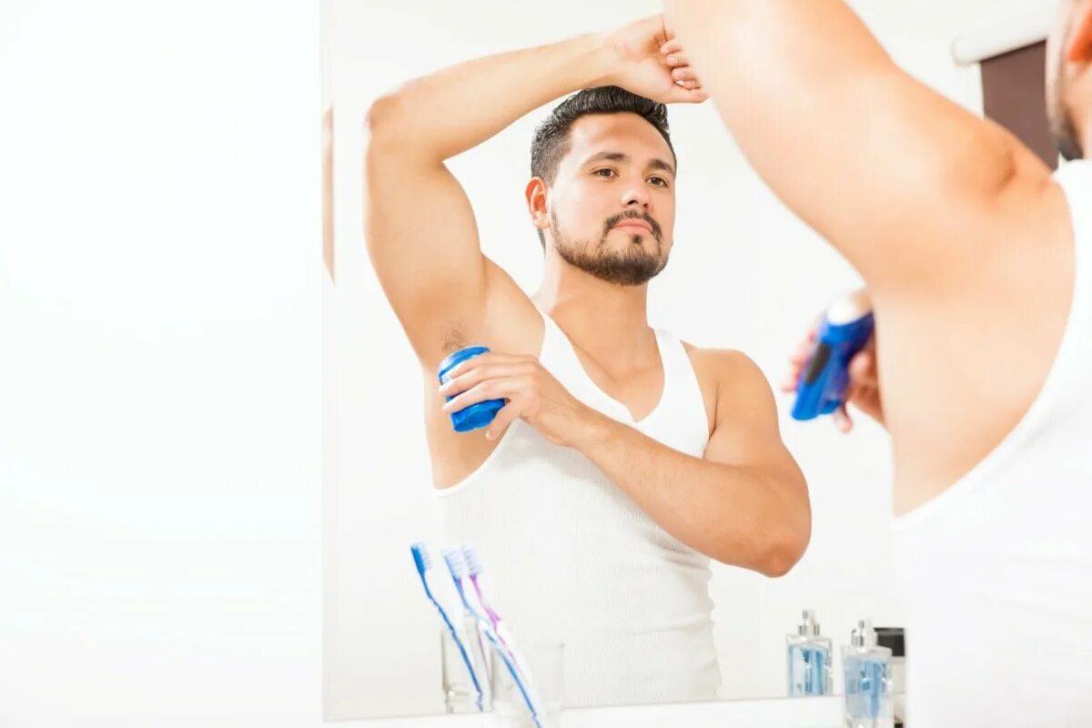 Скольки лет можно брить подмышки. Фотосессия дезодоранта для мужчин. Волосатые мужские подмышки. Чел с дезодорантом. Чистоплотный мужчина.