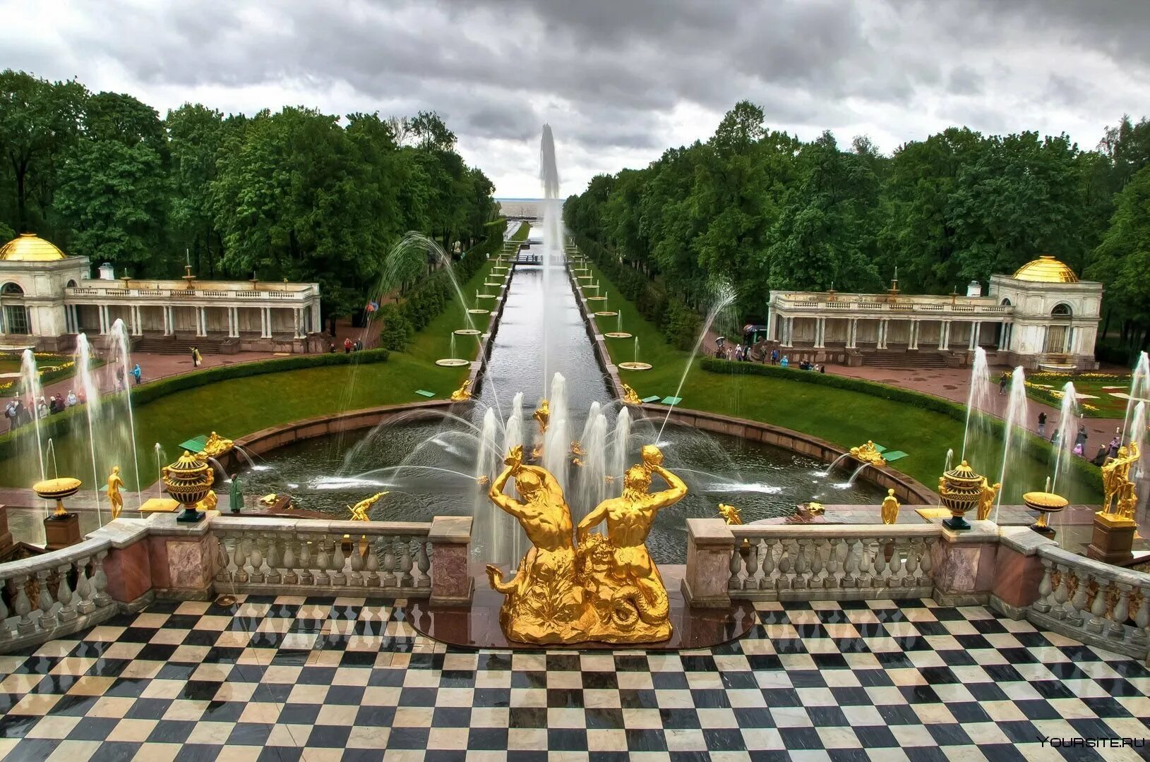 Ансамбль фонтанов. Петергоф (дворцово-парковый ансамбль). парковый ансамбль петергоф. фонтаны в питере петергоф. большой дворец и большой каскад в петергофе.