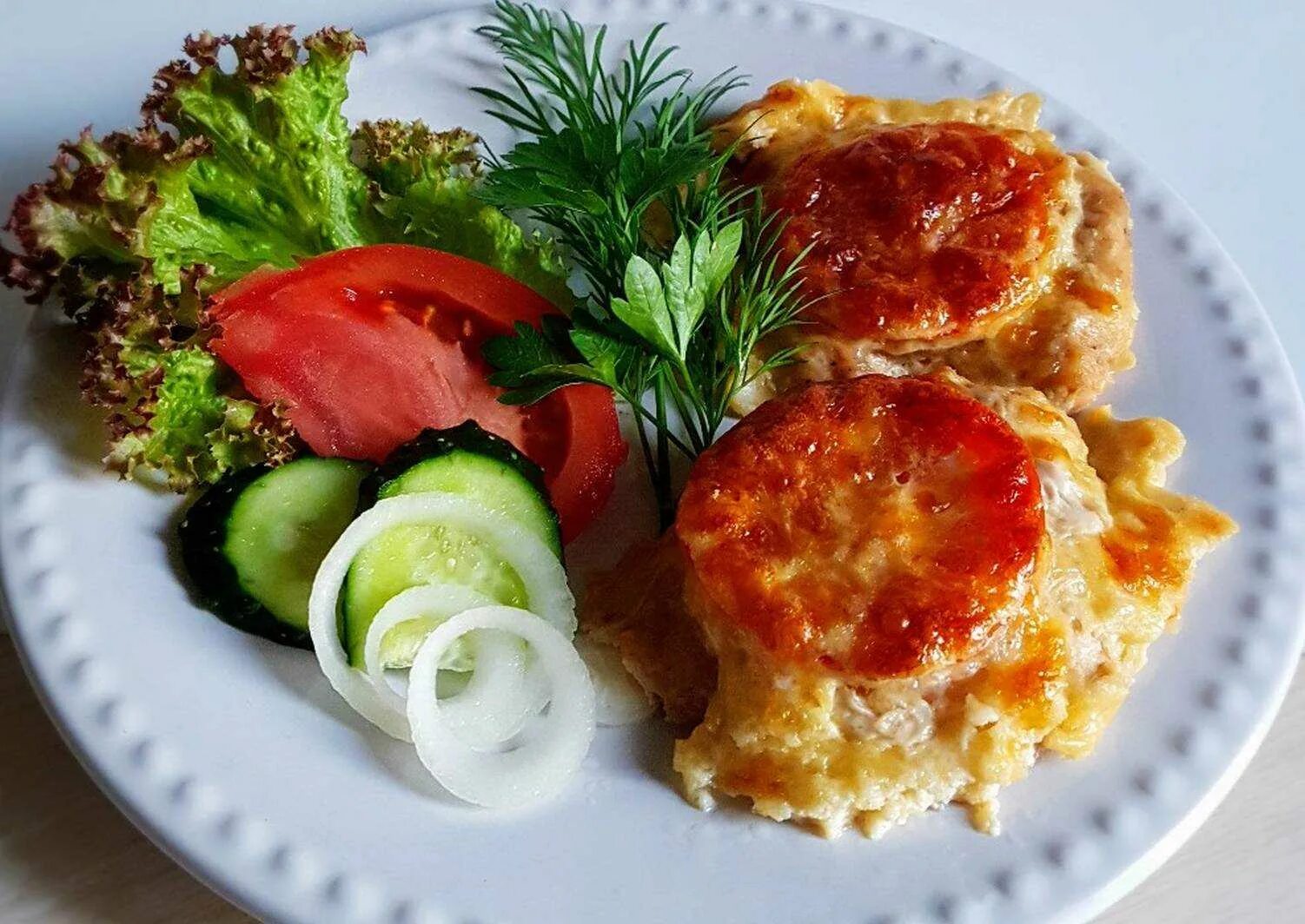 Отбивная с помидором и сыром. Куриные отбивные с сыром. Отбивные с помидорами и сыром в духовке. Куриные отбивные с сыром и помидорами.