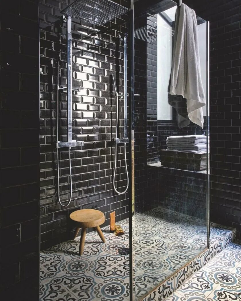 Теплые стены в душе. Душевая комната. Душевая в темном стиле. Ванная комната с душем. Современная душевая комната.