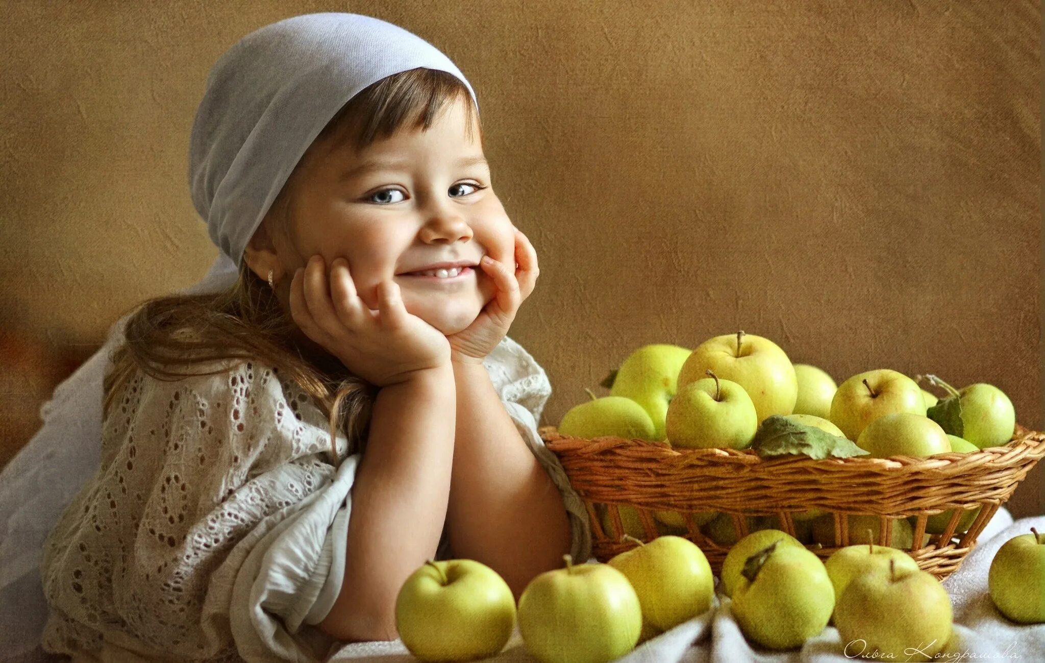 Фруктовый папа. Девочка с фруктами. Фрукты для детей. Фотосессия с яблоками. Девочка с яблоками.