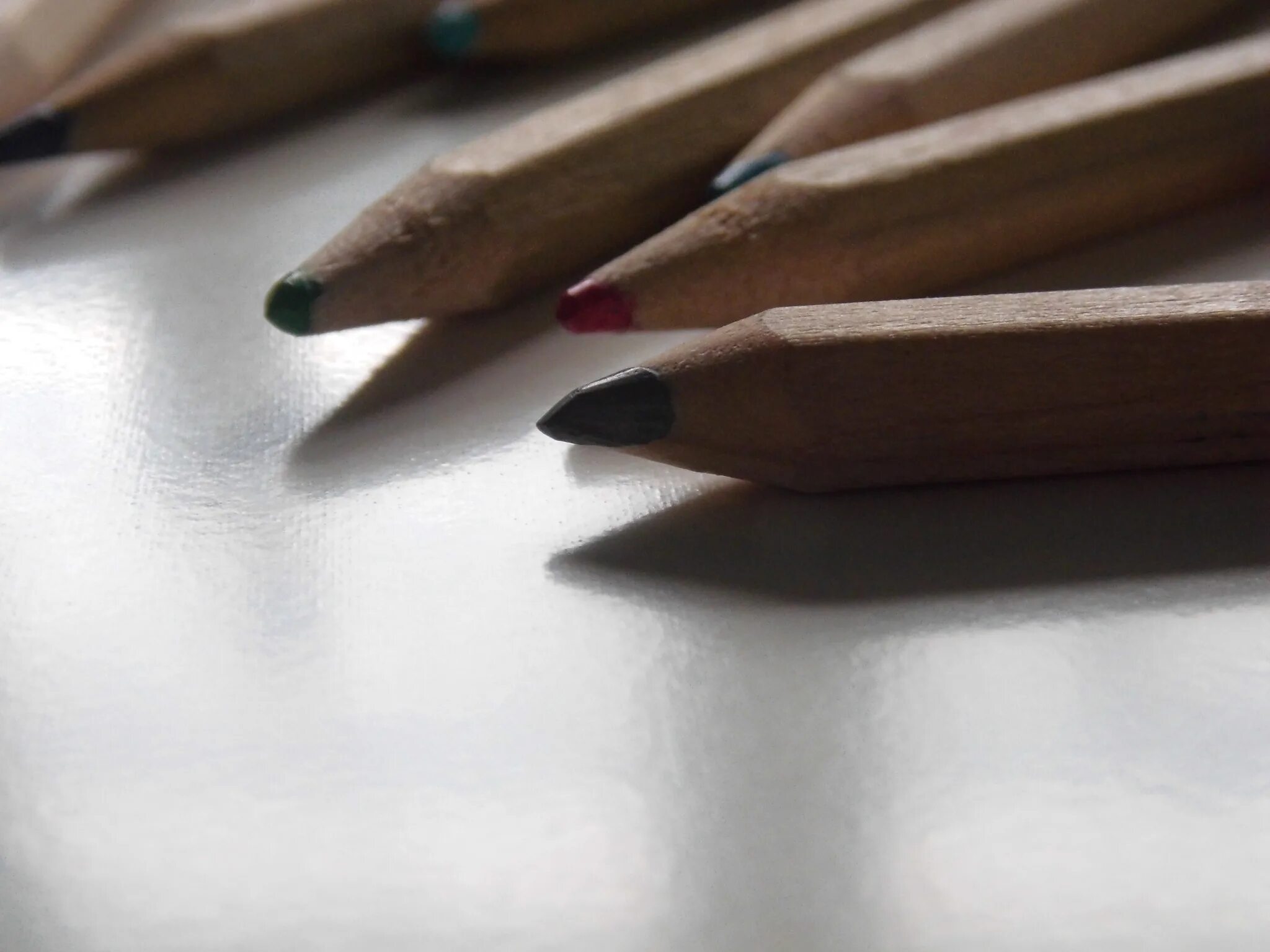 Руки карандашом. Несколько простых карандашей. Много простых карандашей. Пальцы карандашом.