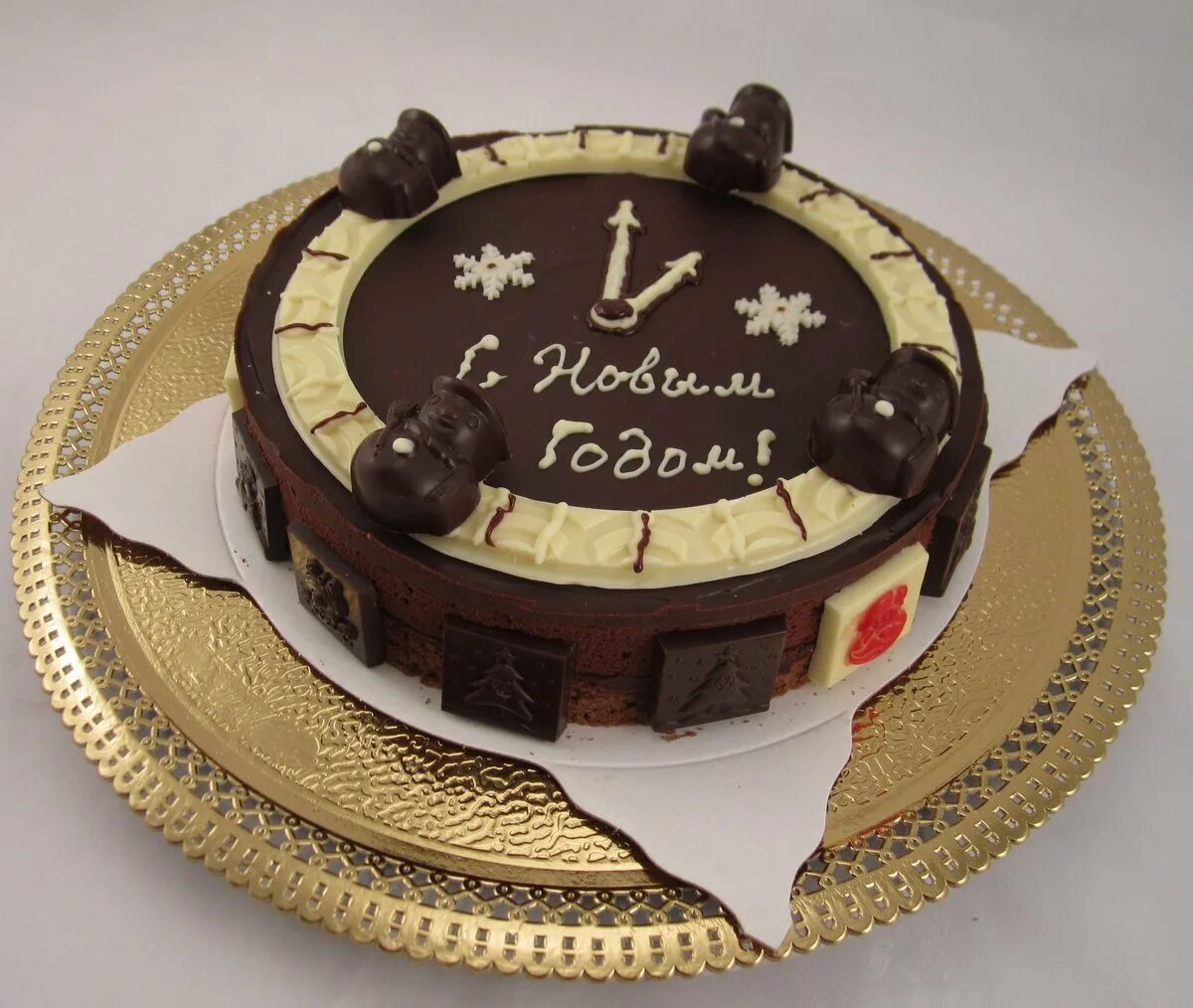новогодние тортики. новогодний декор торта. торт мужчине на новый год. торт в виде часов. новогодние десерты.