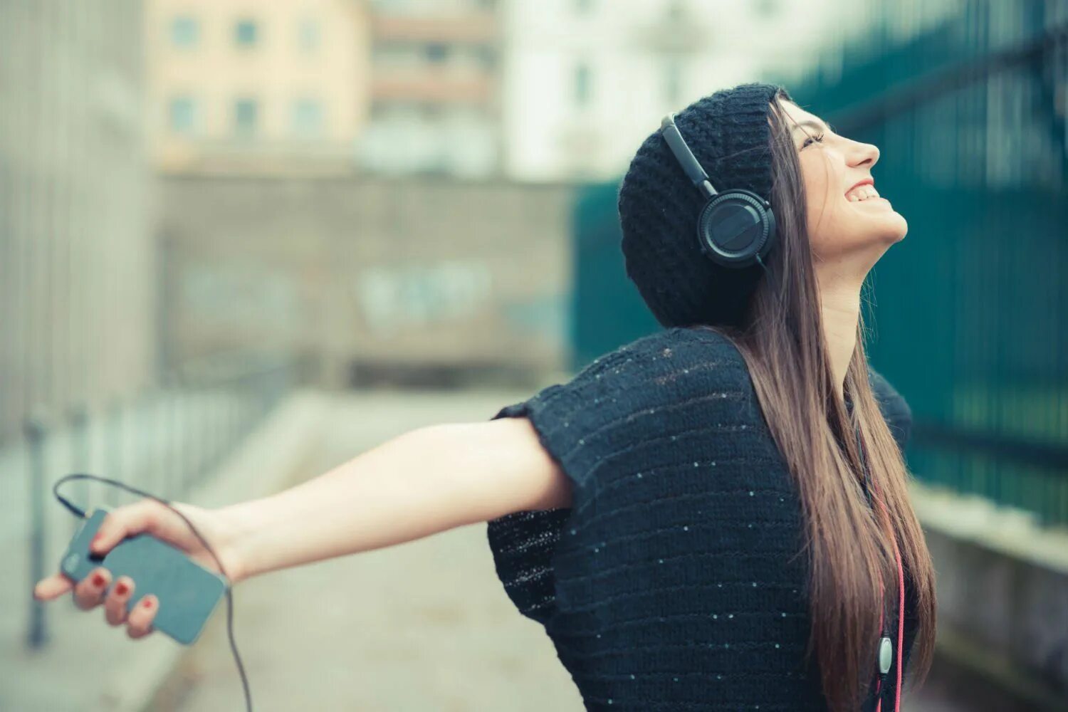 She listen to the radio. Девушка в наушниках. Наушники для девушек. Красивая девушка в наушниках. Девушка танцует в наушниках.