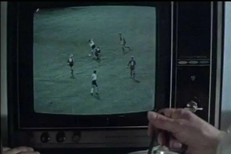 Футбол на черно белом телевизоре. Телевизор СССР. Редкий телевизор. Футбол по старому телевизору.