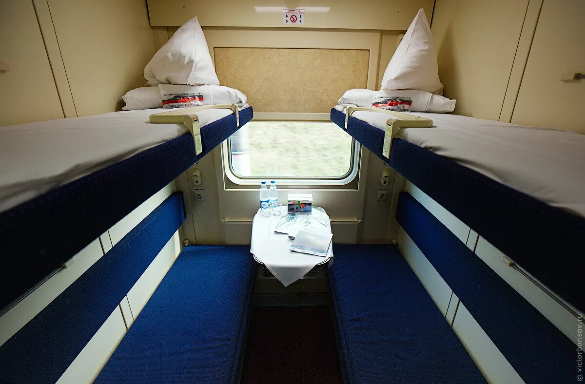 Ржд вагон купе 2к. Поезд мц. Поезд 112м/111м. Поезд 679с владикавказ адлер. Купе в поезде ржд 2022.