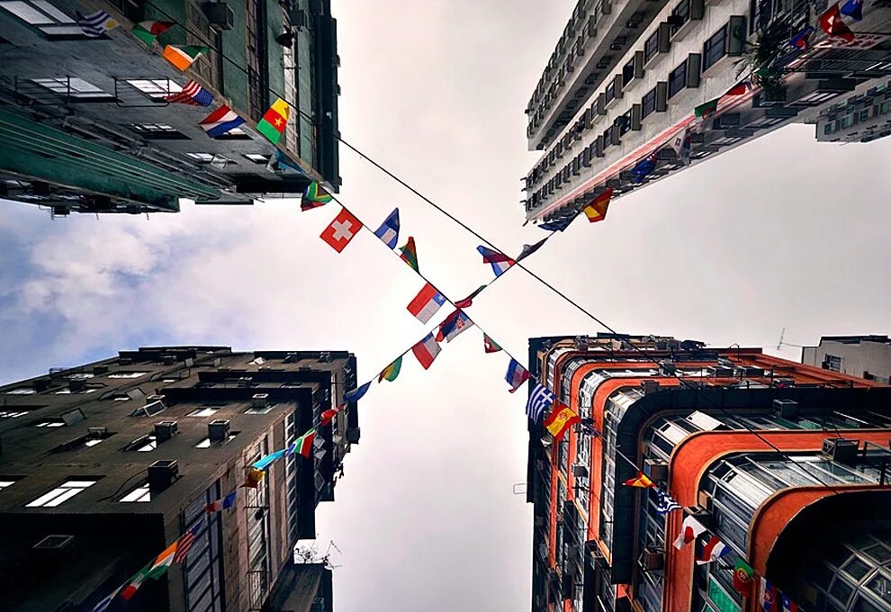 Крыша небоскреба. Города наверх. Inception перевернутый город. Дом колодец. Города наверх.