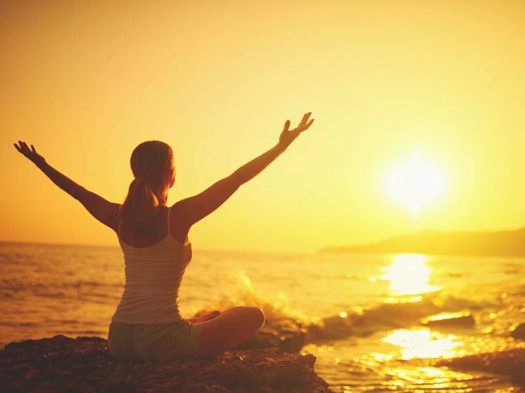 Духовное удовлетворение. Девушка на Восходе солнца. Солнце радость. Медитация на Восходе солнца. Йога на закате.