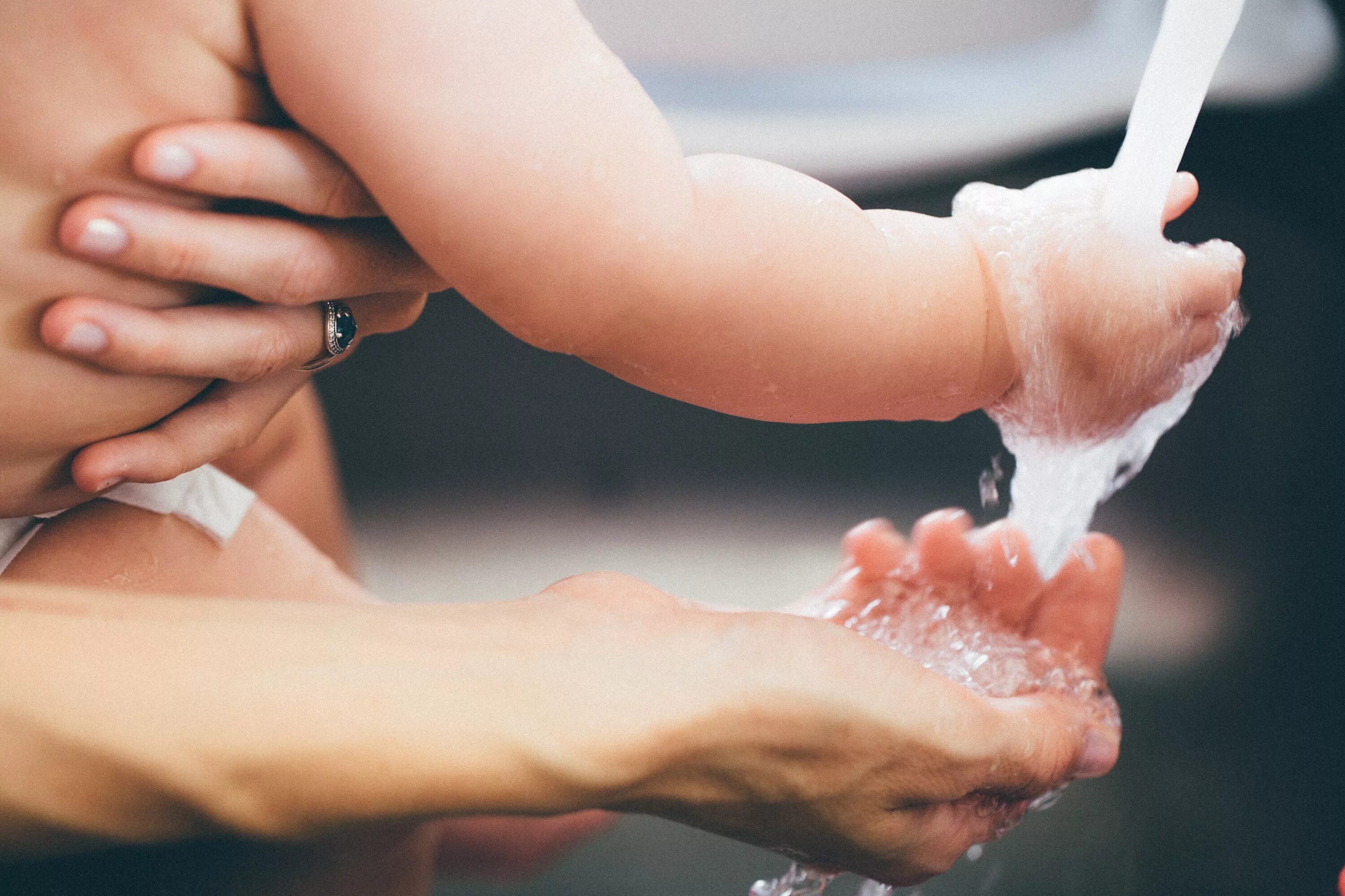 We wash hands. Мытье рук для детей. Ребенок с намыленными руками. Мыть руки. Ребенок с мыльными руками.