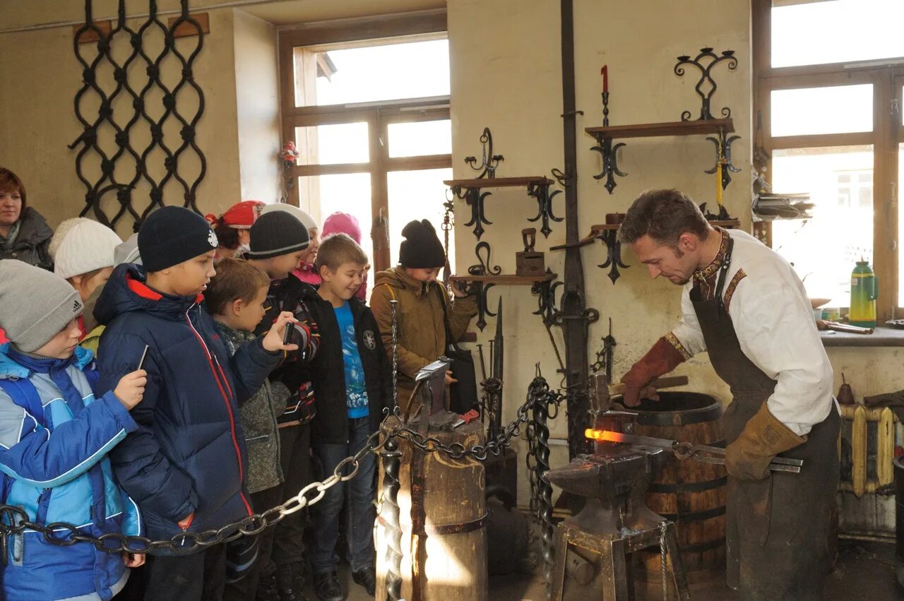 Парк коломенское сейчас. Музей заповедник коломенское усадьба кузнеца. Набережная парка коломенское. Коломенское учусь уму разуму экскурсия. Коломенское музей-заповедник.