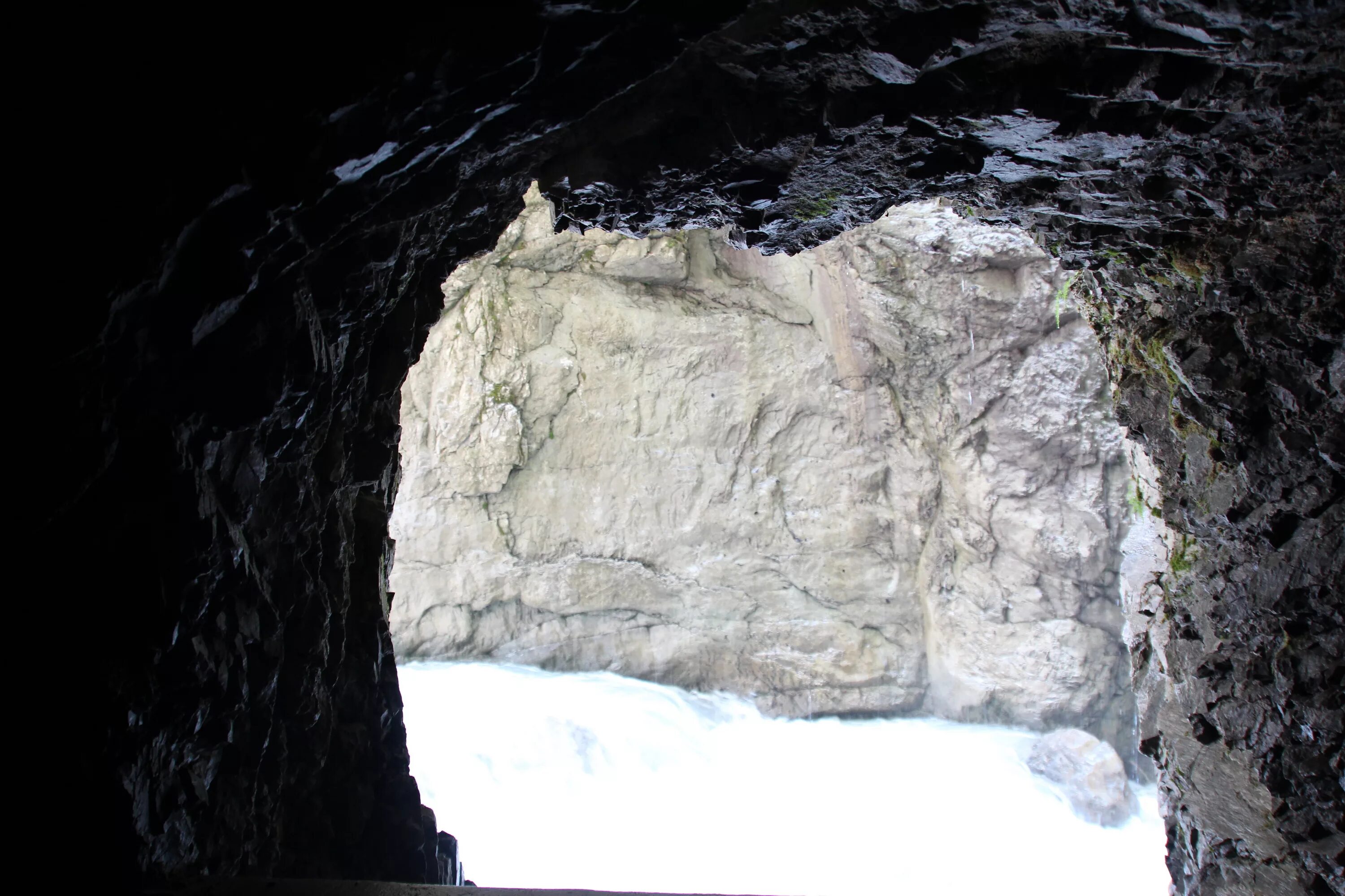 Пещерная река. Пещера с водой. Колодец в пещере. Пещера Алешина вода. Как убрать воду в пещере