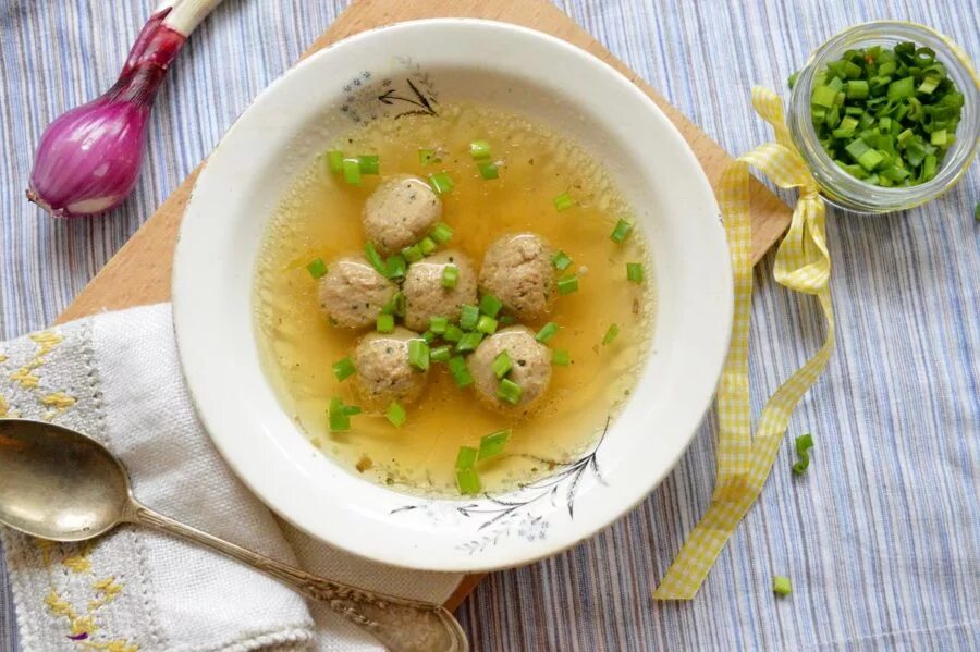 Суп с фрикадельками на курином бульоне. Консоме с фрикадельками. консоме с куриными фрикадельками. куриный бульон с фрикадельками. фрикадельки в бульоне.